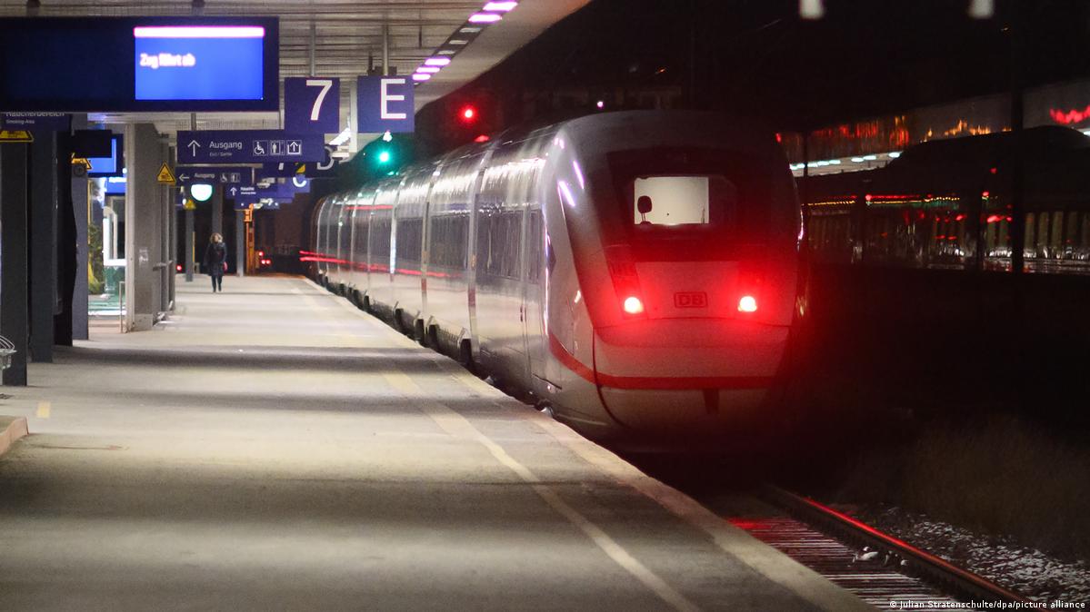 Germany: Train strike, farmer protests cause disruption – DW – 01