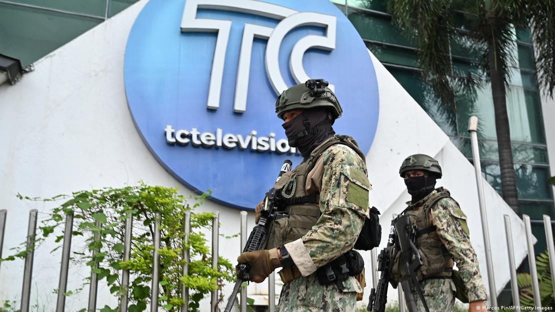 Soldados diante de letreiro da TC Televisión do Equador