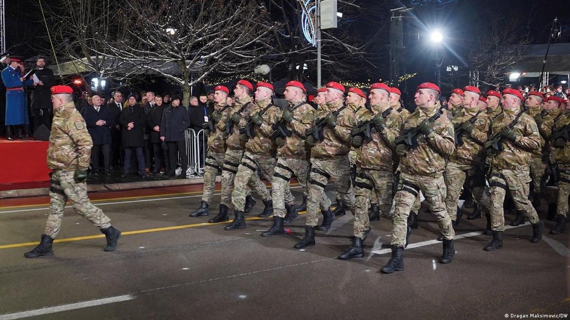 Червени барети маршируват на парад в Баня Лука за 9 януари 2024 г. - незаконния празник на Република Сръбска в Босна и Херцеговина
