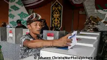 17.04.2019
Balinese voters cast their ballot at polling station during Indonesia parliamentary and presidential election in Penarungan Village, Badung Regency, Bali, Indonesia on April 17 2019. (Photo by Johanes Christo/NurPhoto)