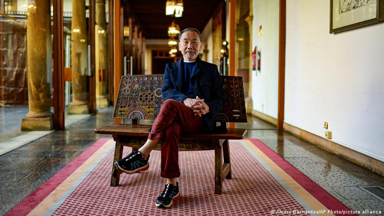 Haruki Murakami: Japan's best-selling living novelist at 75 – DW – 01 ...