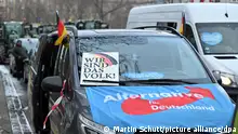 +++Erfurt, 08.01.24+++
Wir sind das Volk steht auf einem Plakat an einem mit einer AfD-Fahne bedeckten Fahrzeug während einer Blockade des Juri-Gagarin-Rings. Als Reaktion auf die Sparpläne der Bundesregierung hat der Bauernverband zu einer Aktionswoche mit Kundgebungen und Sternfahrten ab dem 8. Januar aufgerufen. Sie soll am 15. Januar in einer Großdemonstration in der Hauptstadt gipfeln. +++ dpa-Bildfunk +++