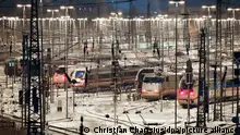 10/01/2024 Zahlreiche ICE Züge der Deutschen Bahn stehen auf den Gleisen im DB Fernverkehr Werk Hamburg-Langenfelde/Stellingen. Die Gewerkschaft Deutscher Lokomotivführer (GDL) hat ab Mitte der Woche zum ersten mehrtägigen Streik im aktuellen Tarifkonflikt mit der Deutschen Bahn und anderen Unternehmen aufgerufen.