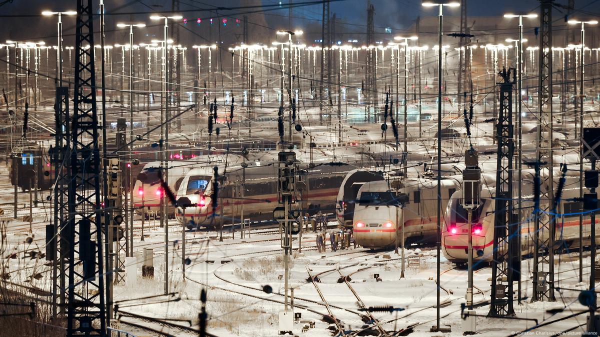 Germany: A third of long-distance trains delayed in 2023 – DW – 01/12/2024