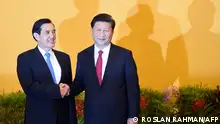 07/11/2015 Chinese President Xi Jinping (R) shakes hands with Taiwan President Ma Ying-jeou before their meeting at Shangrila hotel in Singapore on November 7, 2015. The leaders of China and Taiwan hold a historic summit that will put a once unthinkable presidential seal on warming ties between the former Cold War rivals. (Photo by ROSLAN RAHMAN / AFP)