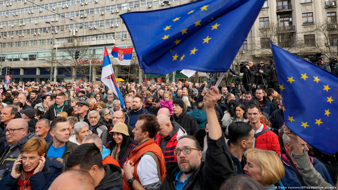 Zastave EU na protestu u Beogradu 30. decembra 2023.