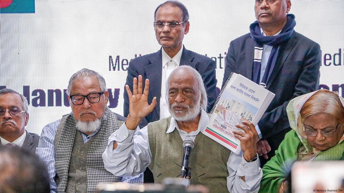 বৃহস্পতিবার সকালে বিএনপির নেতা-কর্মীরা তালা ভেঙে নয়া পল্টনে তাদের কেন্দ্রীয় কার্যালয়ে প্রবেশের করেন৷ 