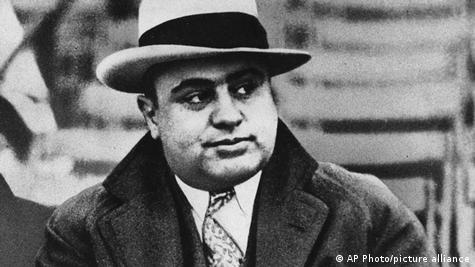 Al Capone, duke ndjekur një ndeshje futbolli më 19. janar 1931