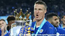 07.05.2016
Leicester City v Everton - Barclays Premier League - King Power Stadium. Leicester's Robert Huth celebrates with the trophy during the Barclays Premier League match at the King Power Stadium. Photo credit should read: David Klein/Sportimage via PA Images URN:26267767