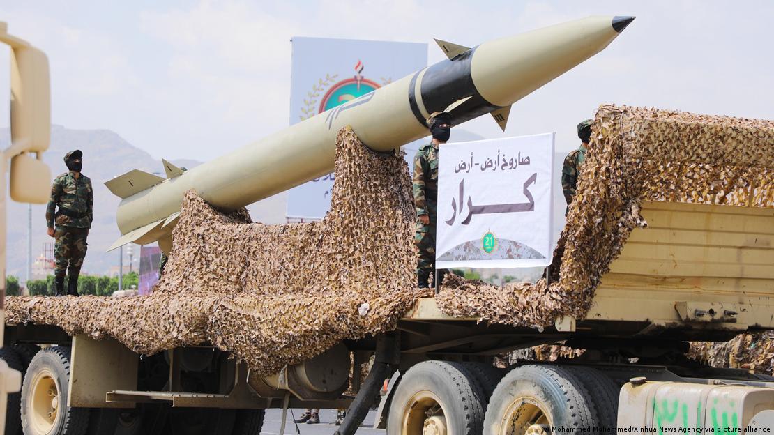صاروخ (كرار) الباليستي يظهر خلال عرض عسكري أقامته جماعة الحوثي في صنعاء باليمن في 21 سبتمبر 2022. 