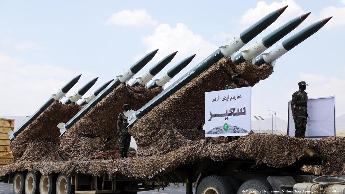 عرضت ميليشيا الحوثي اليمنية صواريخ باليستية "بعيدة المدى" ومنها صاروخ "سعير" خلال عرض عسكري أقامته في صنعاء. 21/09/2022 