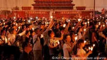 Tausende Demonstranten halten Kerzen in den Händen bei einer Gedenkveranstaltung am Jahrestag des Tian'anmen-Massakers. Am 30. Jahrestag des Massakers haben in Hongkong Zehntausende der Opfer der blutigen Niederschlagung der Demokratiebewegung vom 4. Juni 1989 in China gedacht. Die Führung in Peking verteidigte am Dienstag (04.06.2019) den Militäreinsatz. Nur in Hongkong kann jedes Jahr mit einer Kerzenandacht der Opfer gedacht werden, in Festland-China wird öffentliches Gedenken im Keim erstickt. +++ dpa-Bildfunk +++