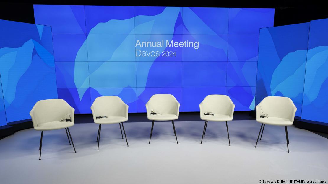Davos -para takimit të Forumit Ekonomik Botëror, Studio blu me pesë karrige të bardha bosh