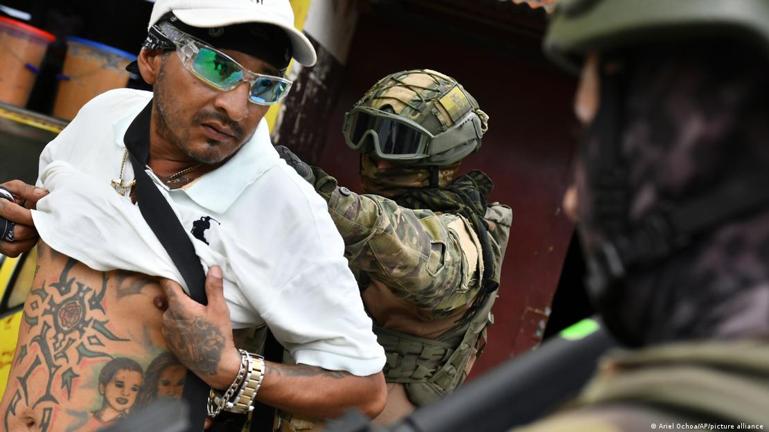 Foto simbólica de militares que revisan a un hombre en una calle de Ecuador.