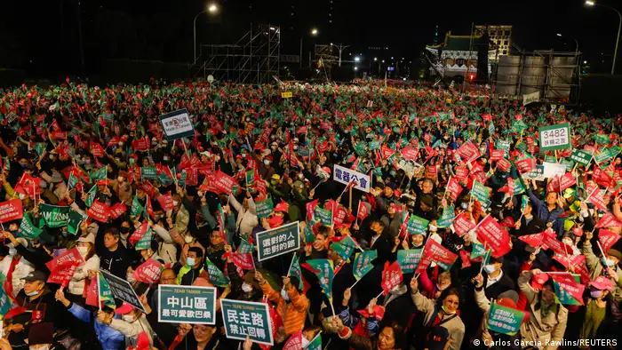 在台湾今年1月举行的大选中，陈俊翰曾前往民进党总统候选人赖清德的造势会场，为他站台拉票