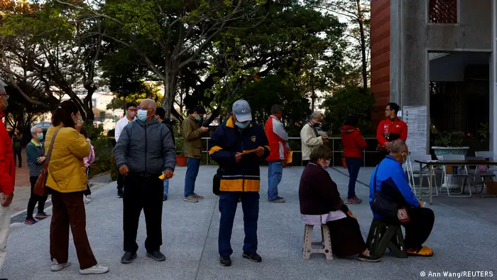 不到上午8时的开放投票时间，投票所外已有民众排队等候。