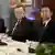 Liu Jianchao (en el centro), sentado a la mesa de negociaciones junto a otros funcionarios chinos durante su reunión con el entonces secretario de Estado estadounidense, Antony Blinken (que no sale en la imagen), en Washington el 12 de enero de 2024.