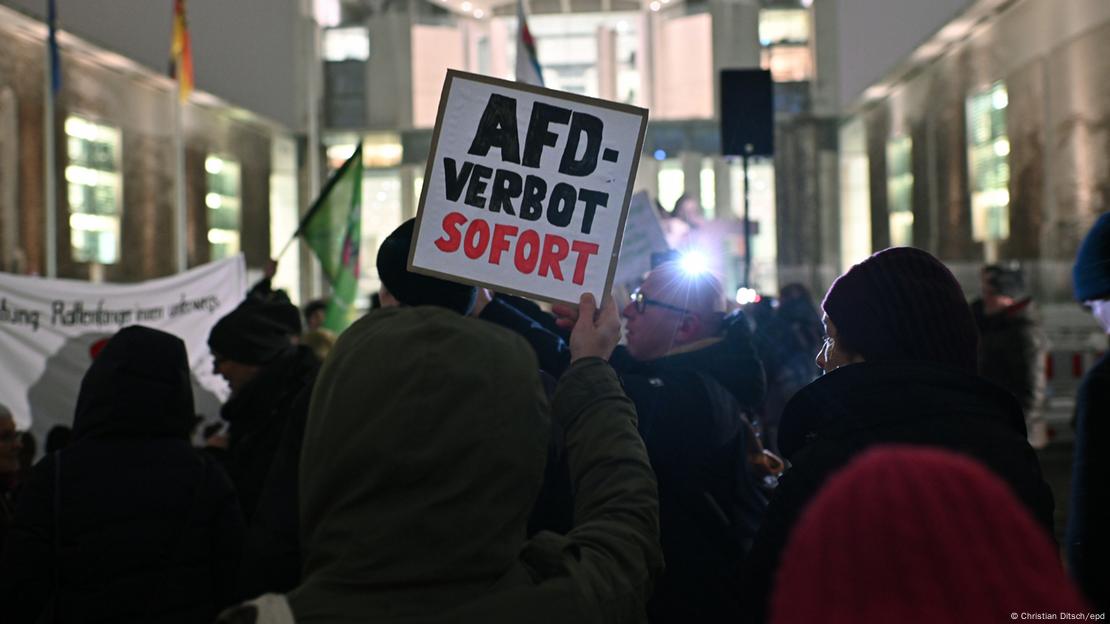 Πλακάτ σε διαδήλωση με τη φράση "Απαγόρευση της AfD τώρα" στα γερμανικά