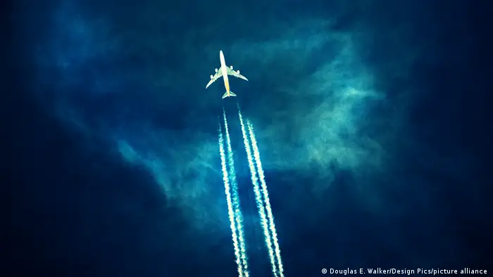Flugzeug mit Kondenzstreifen am Himmel