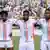 Mauretaniens Fußball-Nationalspieler stehen bei der Nationalhymne vor einem Länderspiel mit den Händen auf den Schultern ihres Nebenmanns