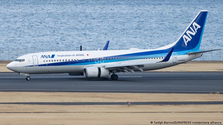 Japan: Boeing 737-800 turns back after windshield crack
