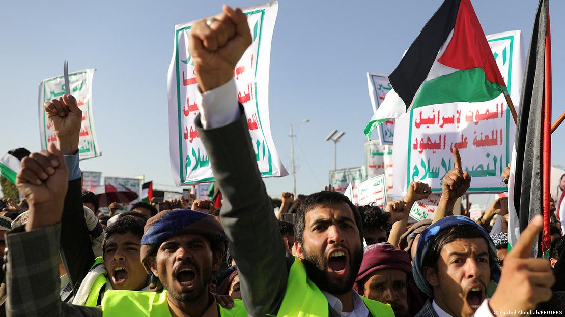 Huthi i shohin sulmet kundër anijeve si akt solidariteti me palestinezët - përkrahësit e Huthi protestojnë kundër sulmeve amerikane, 12 janar 2024, protestues të zemëruar me flamuj në duar e parulla