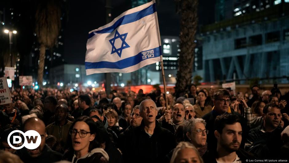 Tel Aviv: Israelis rally for return of hostages held in Gaza – DW – 01 ...