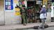 Un miembro del Ejército cachea a un hombre durante una patrulla en el barrio Guamaní en el sur de Quito. Un miembro del Ejército cachea a un hombre durante una patrulla en el barrio Guamaní en el sur de Quito.