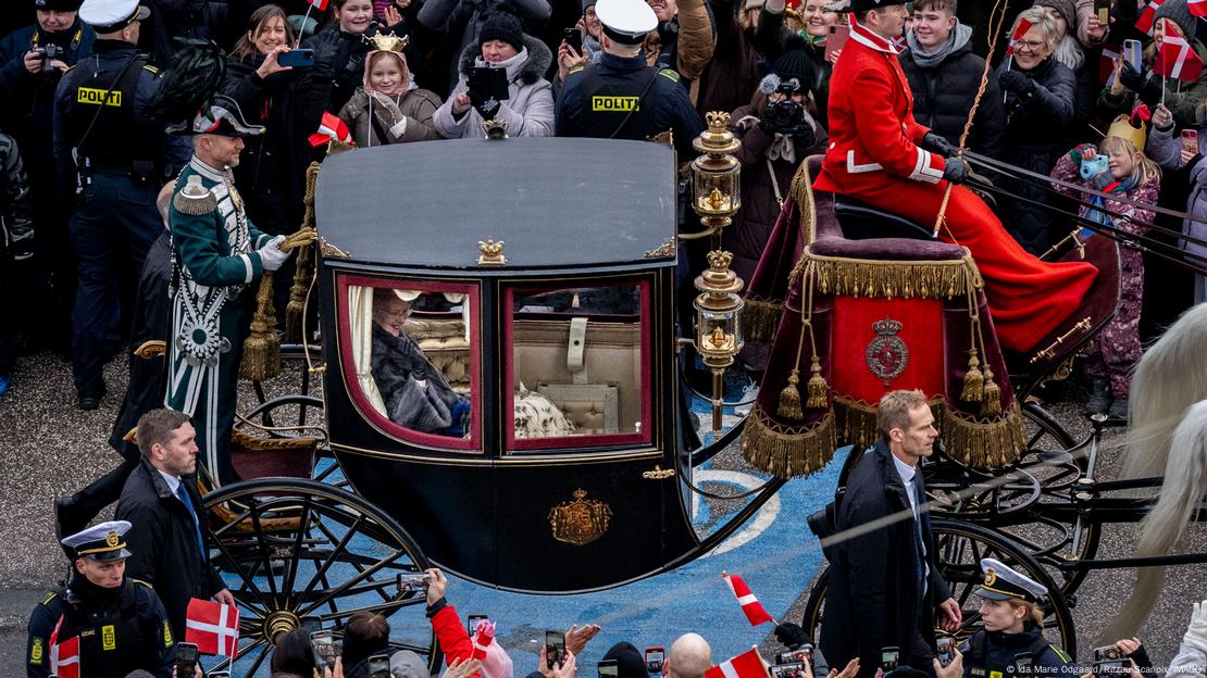 Queen Margrethe II is escorted by the Guard Hussar Regiment's Mounted Squadron in the gold carriage from Amalienborg Castle to Christiansborg Castle on Sunday, Januaary 14, 2024. Close up photo of the royal carriage. Queen Margrethe II is escorted by the Guard Hussar Regiment's Mounted Squadron in the gold carriage from Amalienborg Castle to Christiansborg Castle on Sunday, Januaary 14, 2024. Close up photo of the royal carriage.