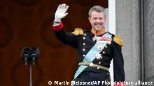 14/01/2024 *** Denmark's King Frederik X waves from the balcony of Christiansborg Palace in Copenhagen, Denmark, Sunday, Jan. 14, 2024. Queen Margrethe II has become Denmark's first monarch to abdicate in nearly 900 years when she handed over the throne to her son, who has become King Frederik X. (AP Photo/Martin Meissner)