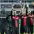 Spieler von Bayer Leverkusen klatschen nach einem gewonnenen Spiel den Fans zu