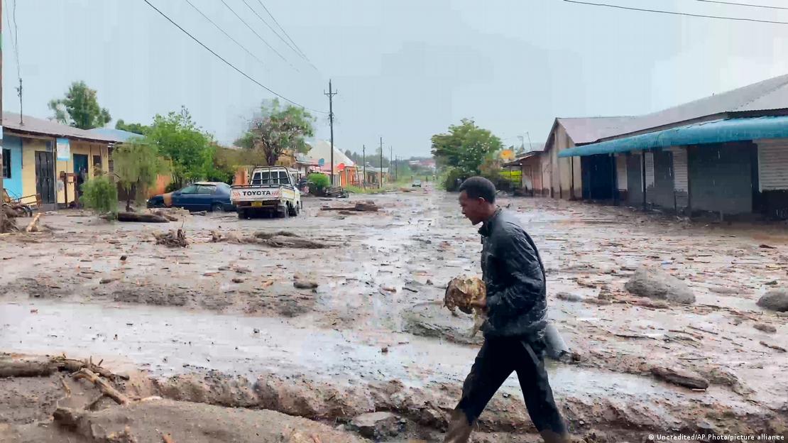Un hombre cruza por una avenida inundada en Katesh, Tanzania.
