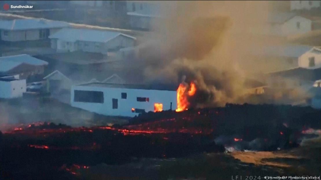 Куќа во Гриндавик почнува да гори откако е зафатена од лавата од новата вулканска ерупција