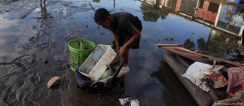 Alagamento no Complexo da Pedreira, Zona Norte do Rio de Janeiro, após chuvas que atingiram a capital fluminense e a região metropolitana em meados de janeiro de 2024