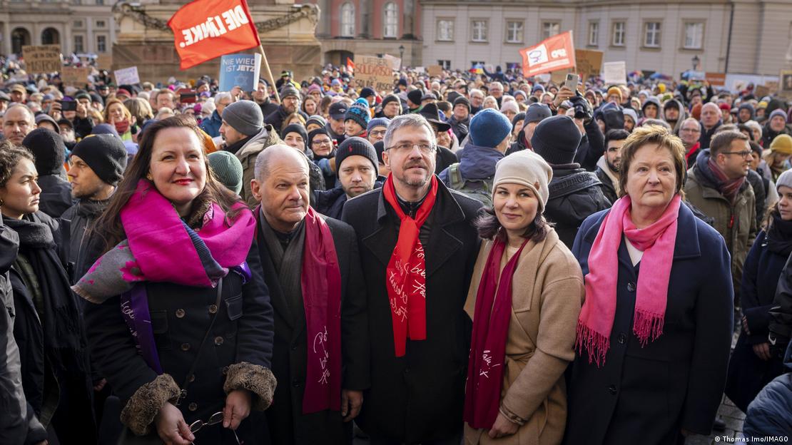 Ο καγκελάριος Όλαφ Σολτς και η υπ. Εξωτερικών Αναλένα Μπέρμποκ στην πορεία κατά της ακροδεξιάς στο Πότσνταμ