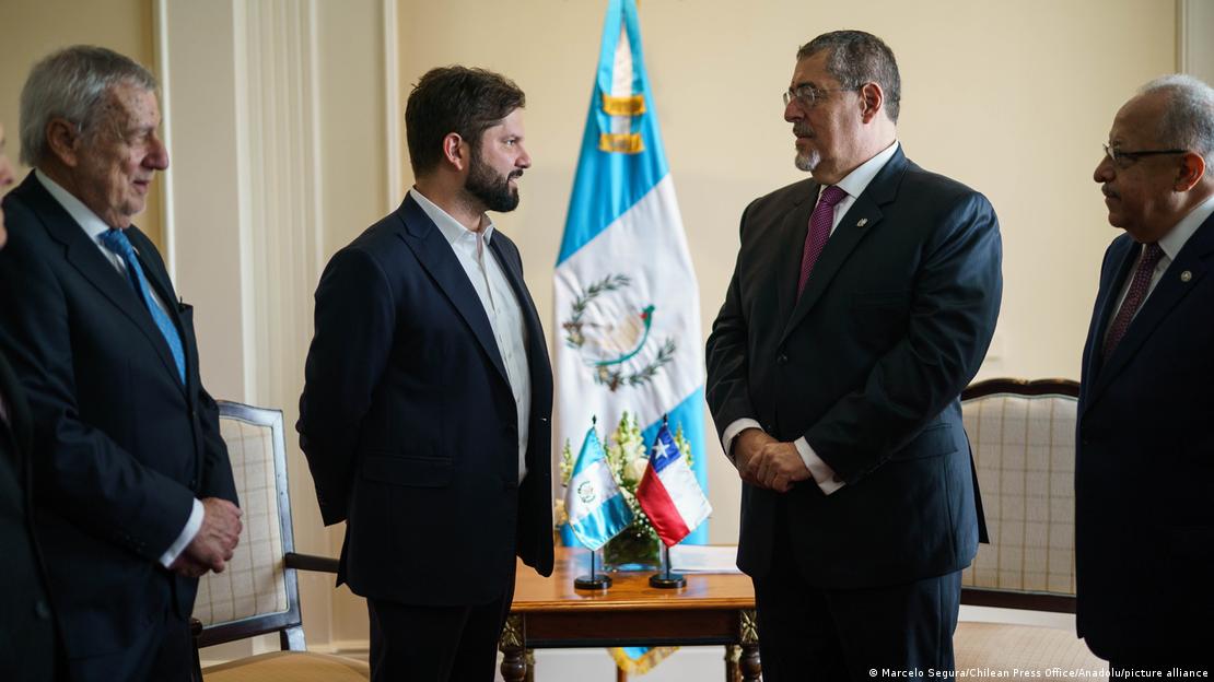 El presidente de Guatemala, Bernardo Arévalo, aquí, antes de juramentar, con el presidente de Chile, Gabriel Boric.
