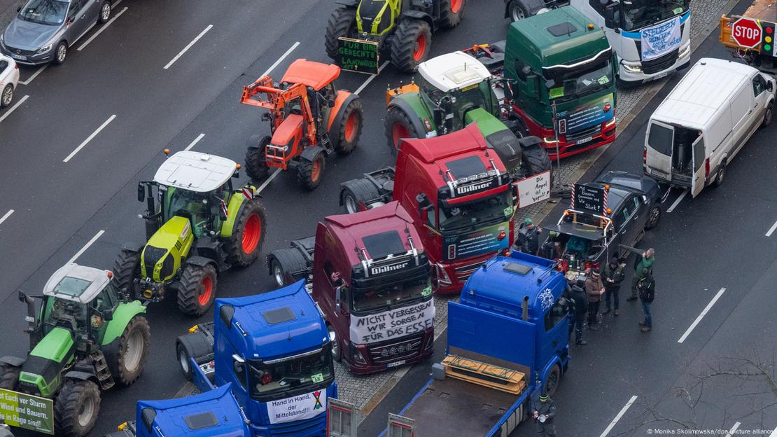 Lastwagen, Traktoren und andere Fahrzeuge blockieren die Bismarckstraße in Berlin 