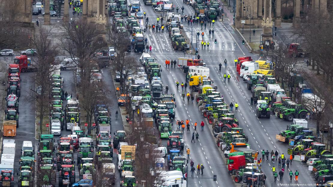 Blick von oben auf Kolonnen von Traktoren und andere Fahrzeuge 