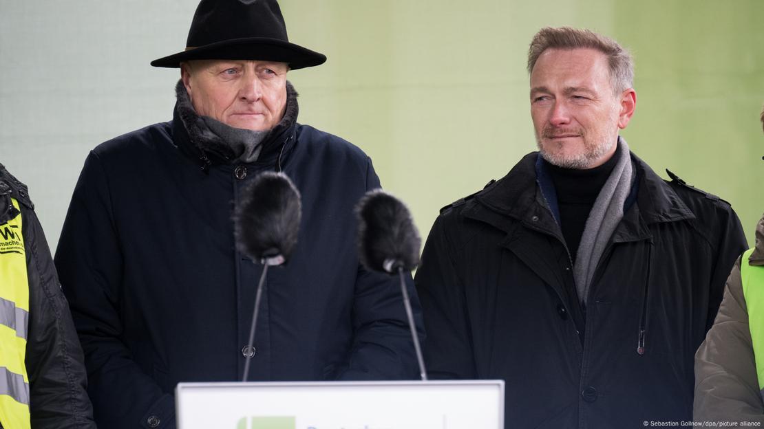 Joachim Rukwied und Christian Lindner hinterm Rednerpult bei den Bauernprotesten in Berlin 