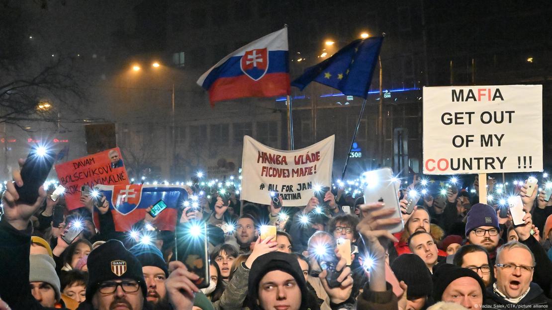 Teilnehmer einer Demonstration gegen die Justizreform Halten Schilde in slowakischer und englische Sprache hoch. Auf einem Schild steht: "Mafia, get out of my country" (Mafia, raus aus meinem Land). 