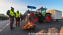 Landwirte blockieren am frühen Morgen mit einem Traktor die Auffahrt auf die Autobahn A12 in Richtung Berlin. Als Reaktion auf die Sparpläne der Bundesregierung hat der Bauernverband zu einer Aktionswoche mit Kundgebungen und Sternfahrten ab dem 8. Januar aufgerufen. Sie soll am 15. Januar in einer Großdemonstration in der Hauptstadt gipfeln.