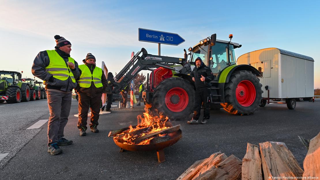 İki protestocu ve bir traktör