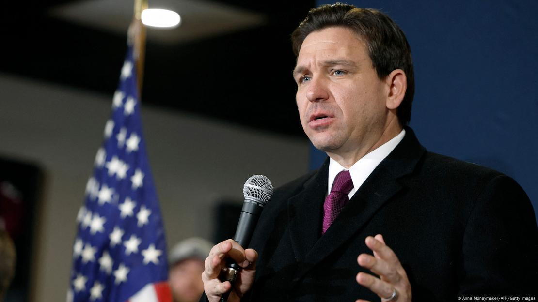 Floridas Gouverneur Ron DeSantis spricht in ein Mikrofon