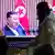 Una pantalla de televisión en la estación de trenes de Seúl muestra una imagen de archivo del gobernante norcoreano Kim Jong Un durante un programa de noticias, luego que Pyongyang anunciara la abolición de las organizaciones gubernamentales encargadas de gestionar las relaciones con Corea del Sur. (16.01.2024)