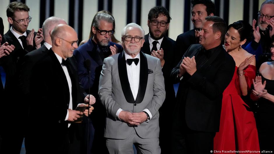 'Succession' and 'The Bear' rule the Emmy Awards – DW – 01/16/2024 - Vimarsana News