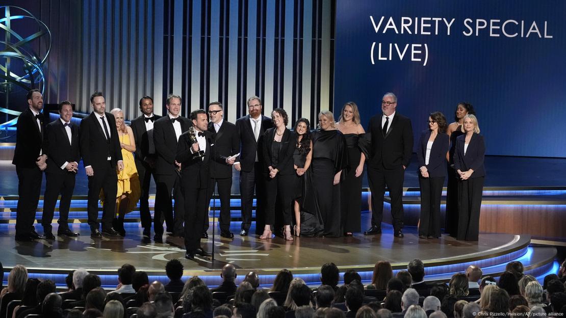 El equipo de "Elton John Live: Adiós desde los Dodger Stadium" acepta el premio al especial de variedades sobresaliente (en vivo) durante la 75a edición de los Primetime Emmy Awards. El equipo de "Elton John Live: Adiós desde los Dodger Stadium" acepta el premio al especial de variedades sobresaliente (en vivo) durante la 75a edición de los Primetime Emmy Awards.