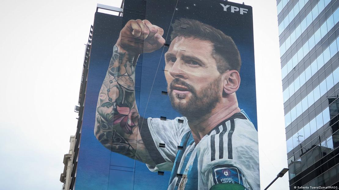 Un enorme mural de Lionel Messi en Buenos Aires por el aniversario del título de campeón mundial de fútbol de 2022.