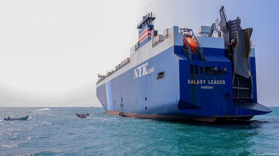 Anija e mallrave Galaxy Leader e marrë peng nga rebelët Huthi në një port të Detit të Kuq, anija me ngjyrë  blu në det, në sfond varka