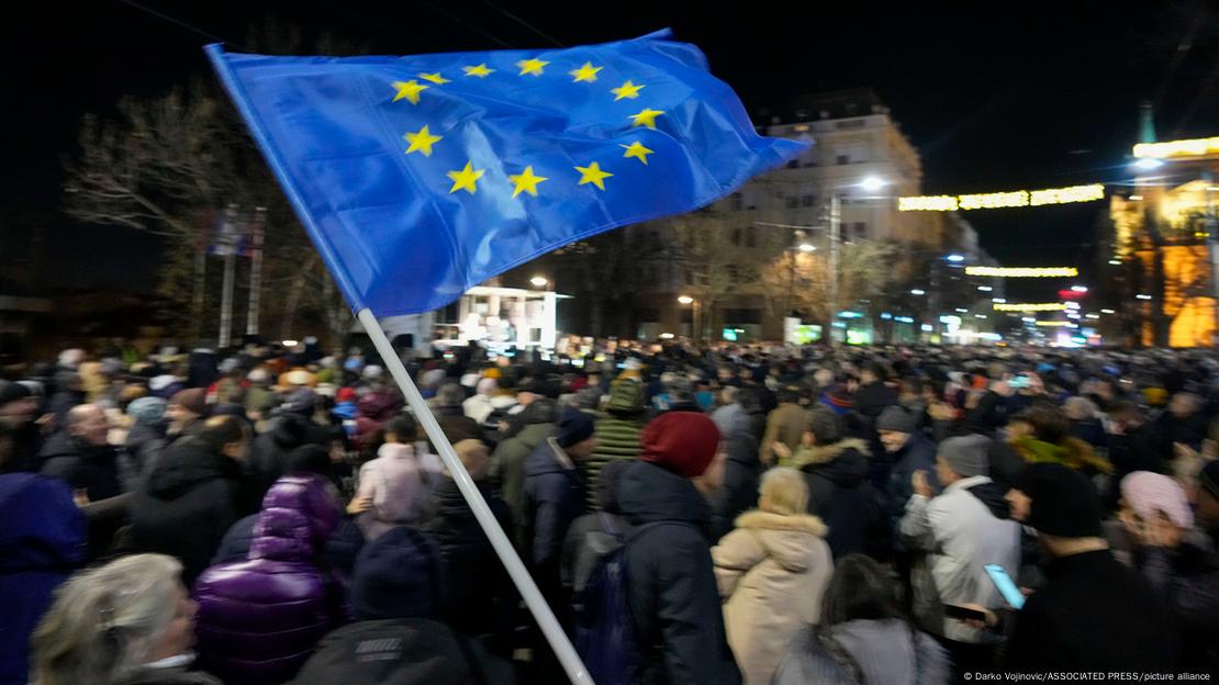 Pamje nga protestat kundër vjedhjes së votave në Serbi