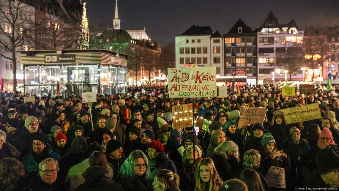 Viele Demonstranten mit Schildern auf dem Kölner Heumarkt